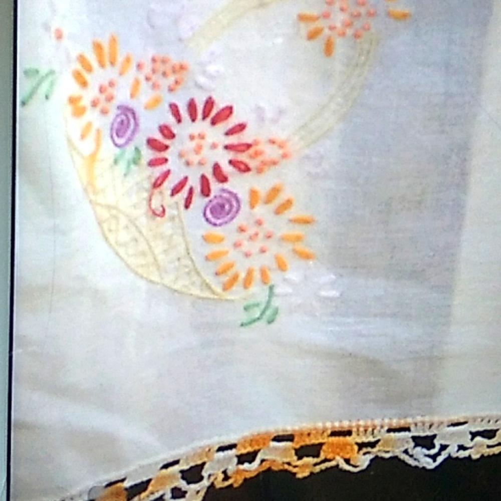 ⚜️ OOAK EMBROIDERED &  CROCHETED Rectangle Tablecloth VINTAGE